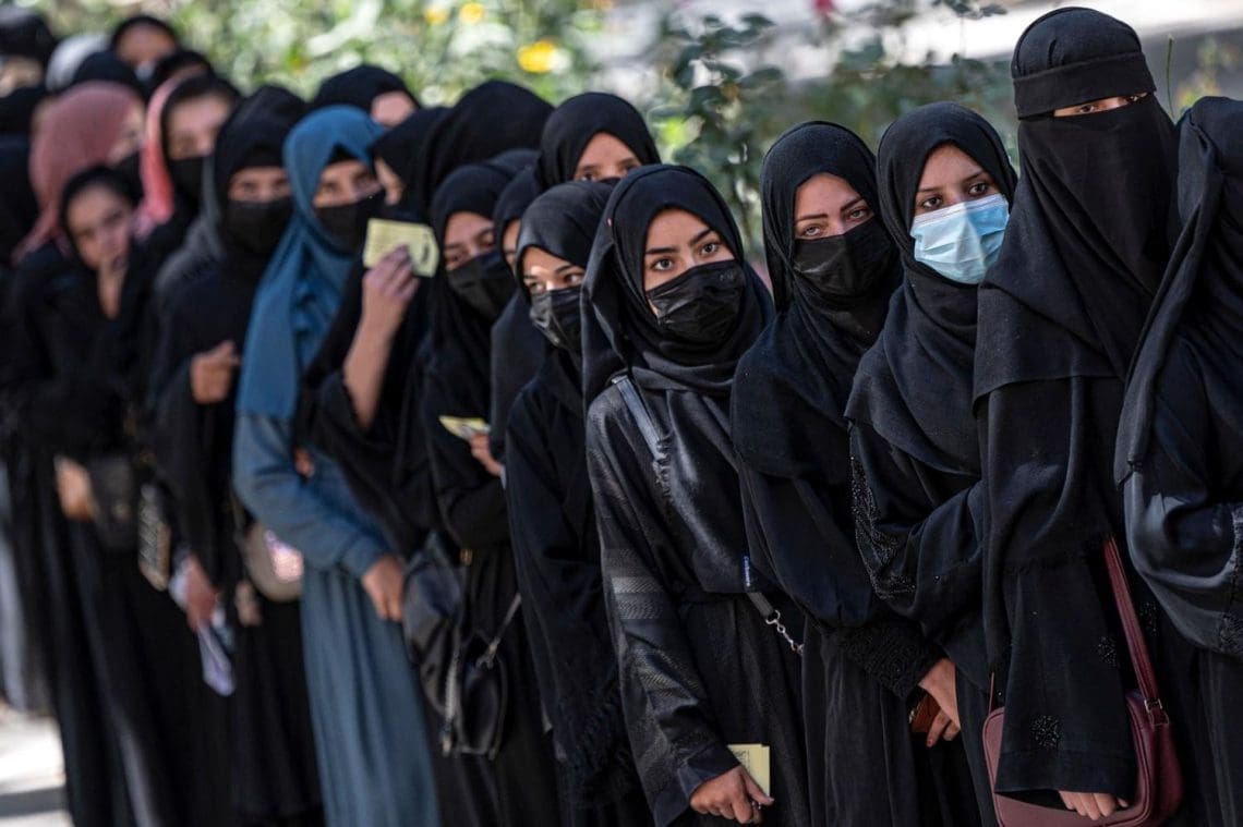 دانشجوی دختر دانشگاه کابل: وقتی می‌بینم راه پیش‌رفت‌ام را بسته‌اند، می‌شکنم