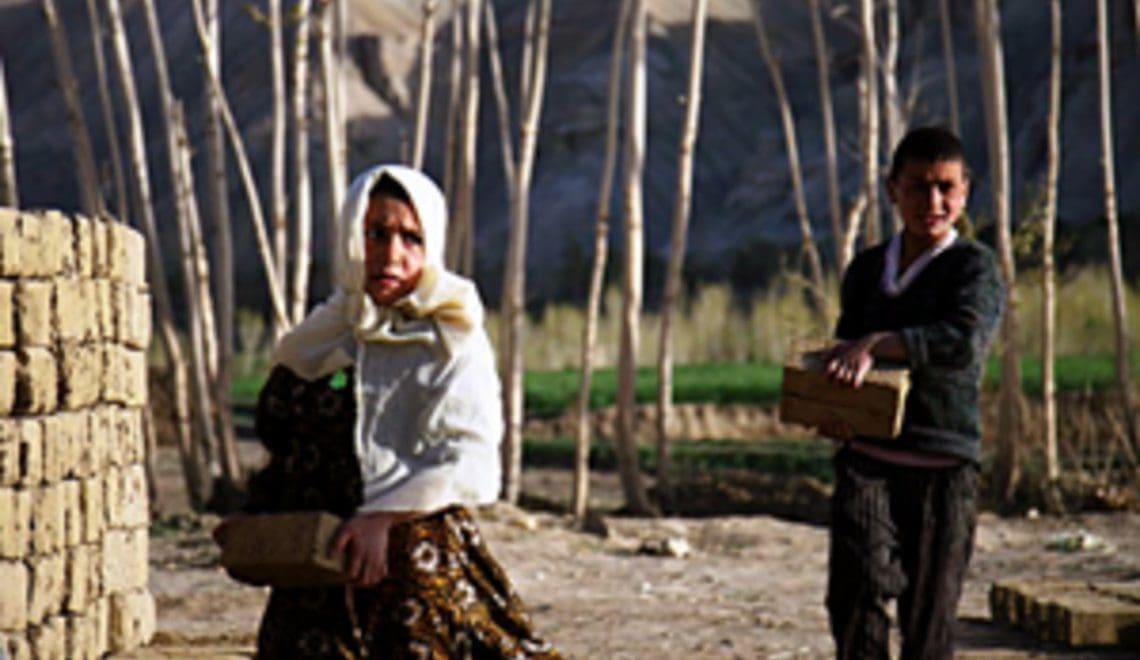 فقر؛ فروش هر قلم به‌مثابه‌ی خرید یک آرزو