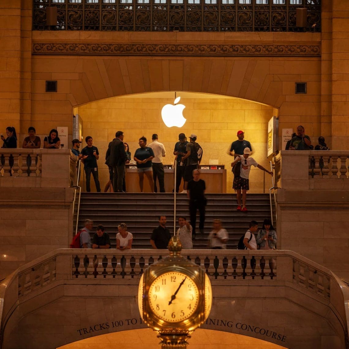 شرکت اَپل برای آموزش هوش مصنوعی از رسانه‌ها کمک می‌گیرد