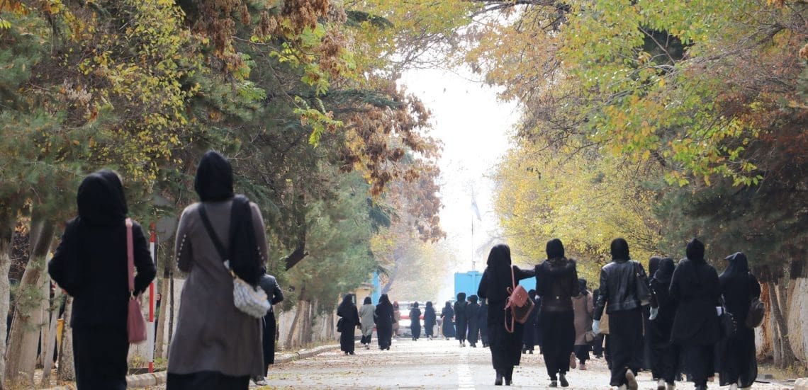 «بجز گریه راه‌حلی ندارم»؛ تراژدی دانشگاه و دختران در افغانستان