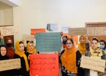 زنان معترض: کارزار محو خشونت علیه زنان می‌تواند سکوی تغییر وضعیت در افغانستان باشد