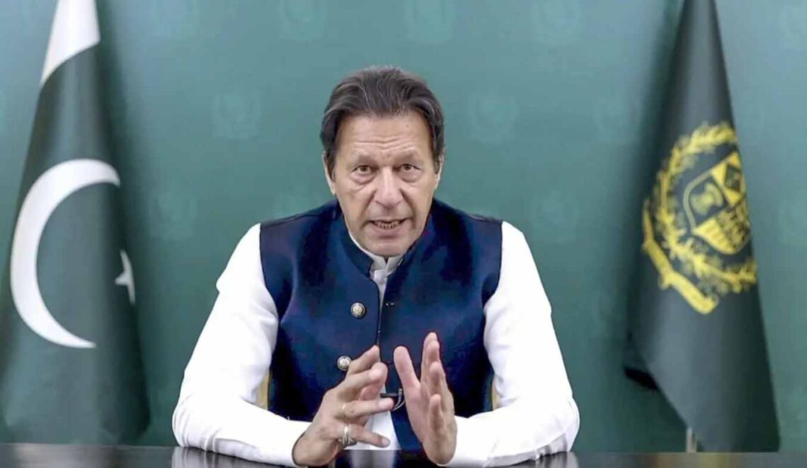 عمران خان: در این لحظات دشوار، در کنار مردم افغانستان ایستاده‌ایم